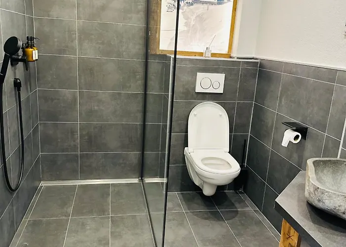 Schwarz * ברוואנג